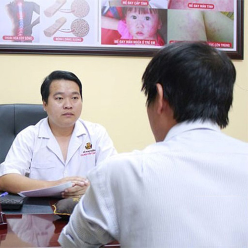 Lương y Nguyễn Tùng Lâm (PGĐ chuyên môn nhà thuốc nam Đỗ Minh Đường, cơ sở miền Nam) thăm khám bệnh cho anh Đức