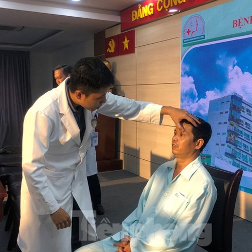 Hình ảnh bệnh nhân được bác sĩ tại BV Tai Mũi Họng TPHCM thăm khám (Ảnh tienphong.vn)