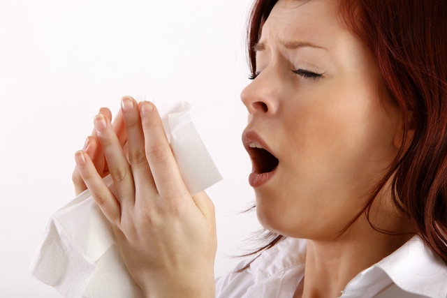 Hắt hơi liên tục là triệu chứng viêm xoang lúc khởi phát