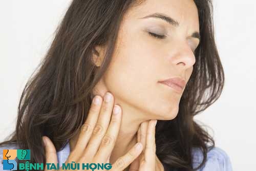 Ngứa rát cổ họng là biểu hiện đầu tiên của bệnh viêm họng