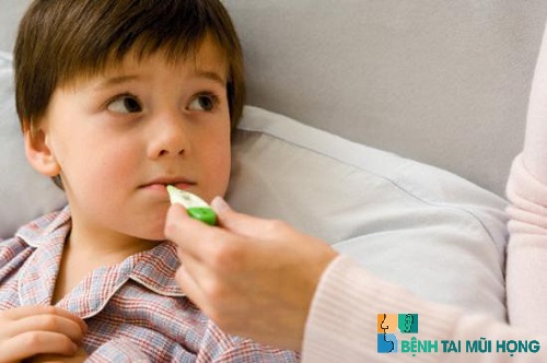 Sốt là biểu hiện đầu tiên của bệnh viêm amidan ở trẻ em