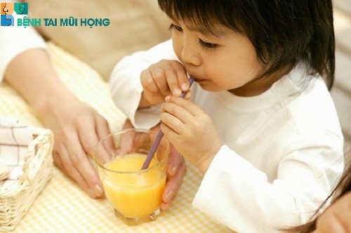 Cho bé uống nhiều nước ép hoa quả để bổ sung vitamin cho cơ thể