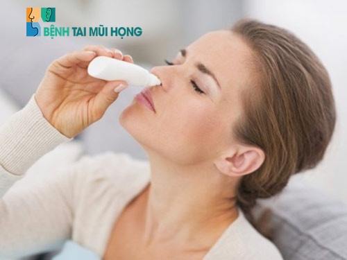 Dùng nước muối sinh lý chăm sóc mũi