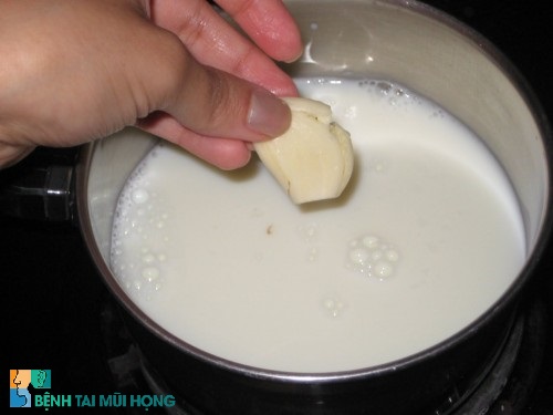 Sử dụng sữa tỏi để điều trị viêm amidan