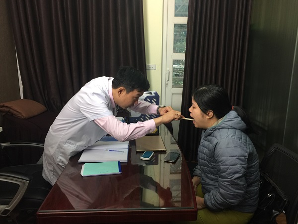 Bác sĩ Đỗ Minh Tuấn thăm khám miễn phí cho bệnh nhân viêm amidan