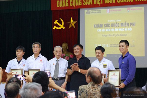 Lương y Đỗ Minh Tuấn tham gia thăm khám cho hội viên Hội Âm nhạc Việt Nam