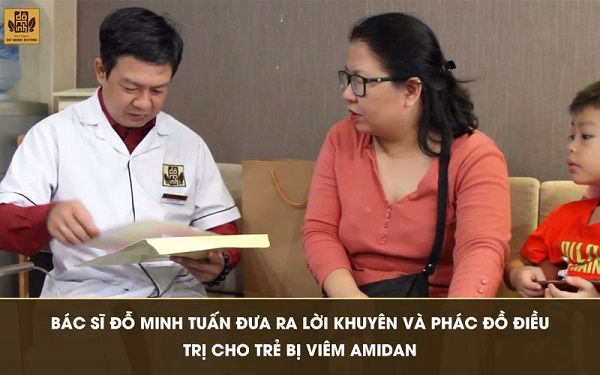 Bác sĩ Đỗ Minh Tuấn thăm khám, dặn dò bệnh nhân