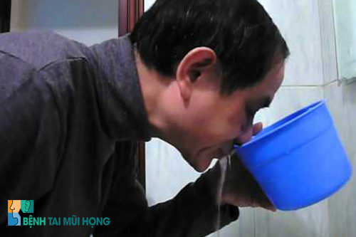 Dùng nước muối để vệ sinh vùng hốc mũi, xoang