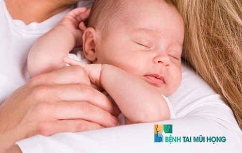Trẻ 1 tháng tuổi có sức đề kháng còn yếu nên dễ mắc bệnh về hô hấp
