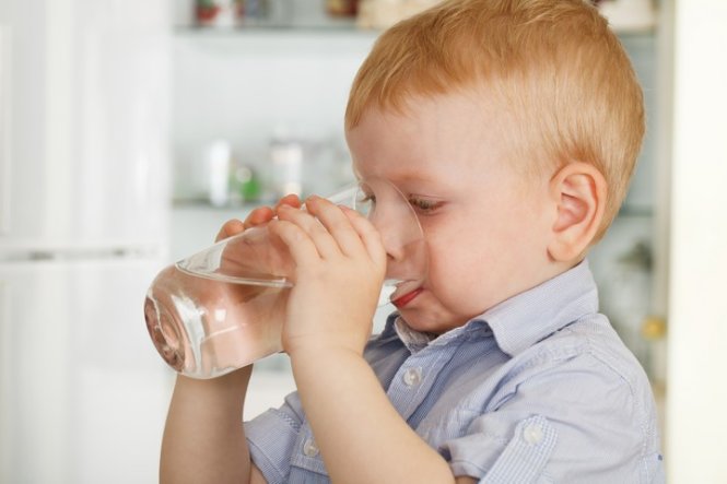 Cho trẻ uống nhiều nước để giúp trẻ bớt khó chịu
