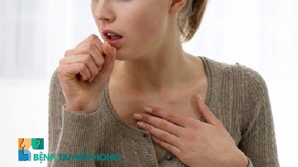 Triệu chứng rõ ràng của bệnh là đau rát họng và ho nhiều