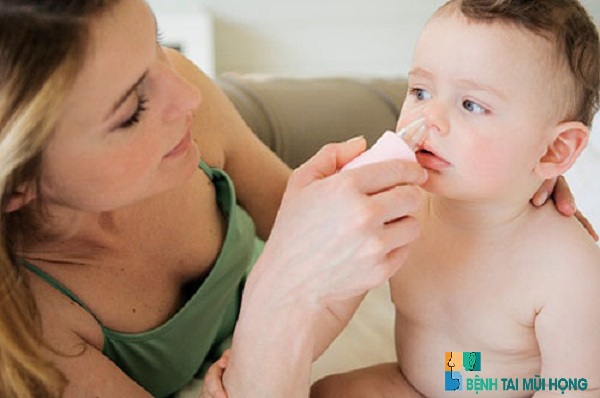 Hút mũi cho trẻ bằng dụng cụ chứ không nên dùng miệng hút