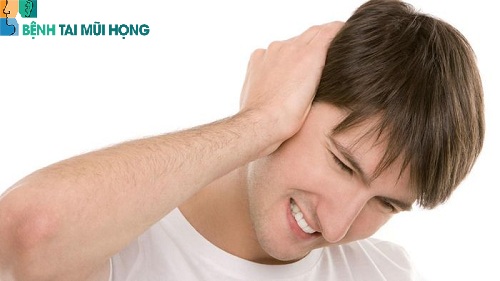 Người bị viêm tai giữa sẽ thấy đau tai, ù tai, bị giảm thính lực