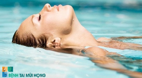 Đi bơi làm tăng nguy cơ mắc viêm tai ngoài