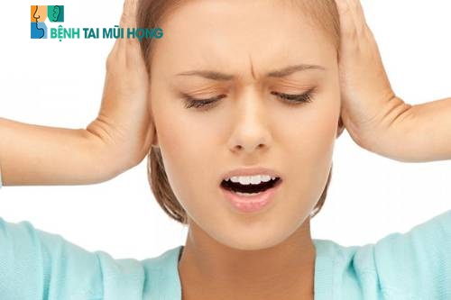 Viêm họng gây ù tai do nhiều nguyên nhân gây ra. 