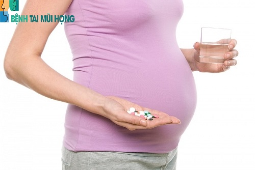 Tránh dùng thuốc khi mang thai vì có thể gây ảnh hưởng cho cả mẹ và bé.