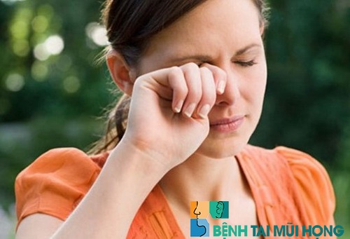 Không nên dụi mắt khi bị viêm mũi dị ứng gây ngứa mắt