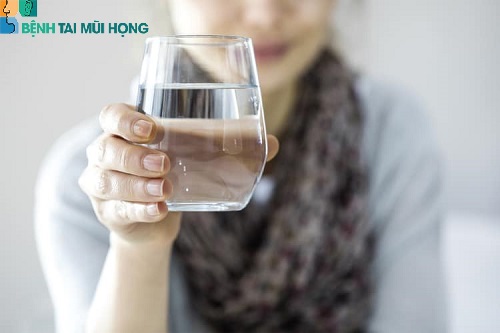 Uống nhiều nước là cách phòng bệnh viêm amidan hiệu quả