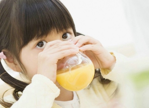Bố mẹ cần cho trẻ uống nhiều nước để hạn chế mắc viêm amidan