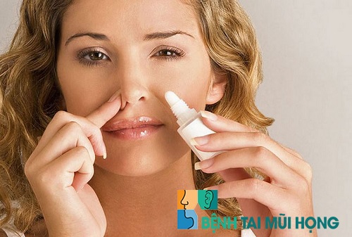 Dùng thuốc xịt mũi, nhỏ mũi để khắc phục nhanh triệu chứng sổ mũi, nghet mũi