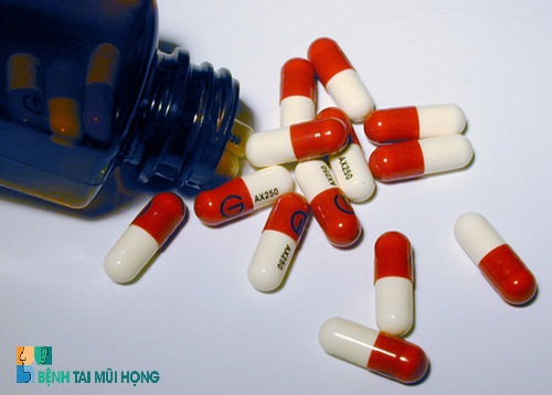 Tây y sử dụng các loại thuốc kháng sinh để tiêu diệt vi khuẩn, kháng viêm