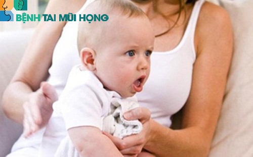 Trẻ sơ sinh bị viêm họng thường có nguyên nhân chủ yếu là do virus, vi khuẩn