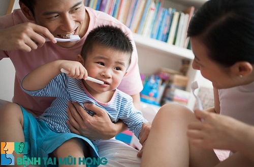 Vệ sinh răng miệng cho trẻ phòng bệnh viêm họng hạt