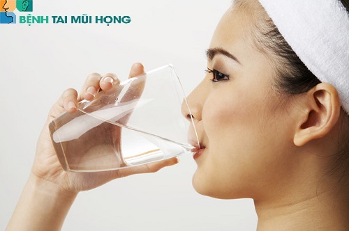 Uống nhiều nước giúp giảm các triệu chứng viêm xoang nặng
