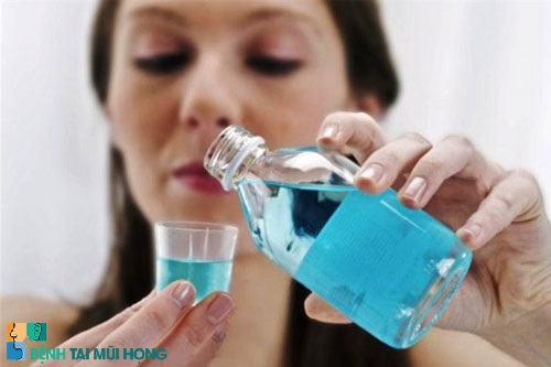 Nên dùng nước muối sinh lý để tránh gây tổn thương cho niêm mạc họng