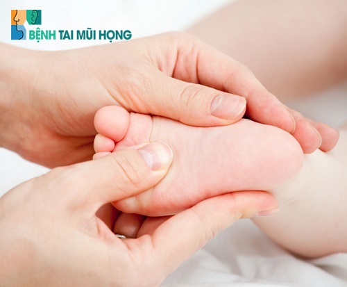 Sử dụng dầu khuynh diệp thoa vào lòng bàn chân cho con để giúp bé nhanh hết bệnh