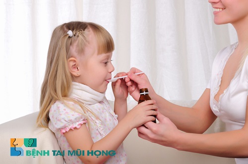 Cách trị sổ mũi cho trẻ nhờ thuốc siro để đảm bảo an toàn cần xin ý kiến bác sĩ chuyên khoa