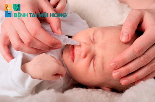 Nước muối sinh lý có thể dùng để trị sổ mũi cho trẻ sơ sinh khá an toàn