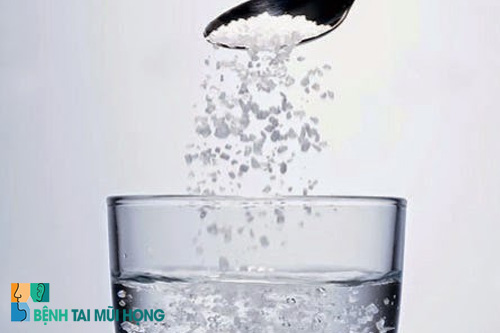 Nước muối có tác dụng tẩy rửa các chất dị nguyên trong hốc xoang dị ứng