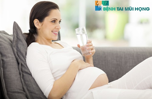 Viêm xoang khi mang thai nên uống nhiều nước