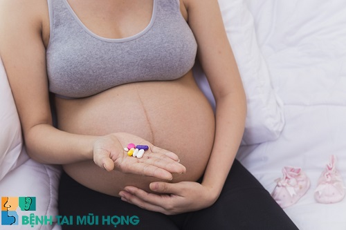Nên hạn chế dùng thuốc tây trị viêm xoang khi mang thai