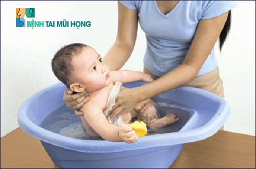 Cần vệ sinh sạch sẽ cơ thể cho trẻ đúng cách bằng việc tắm trong phòng kín tránh gió
