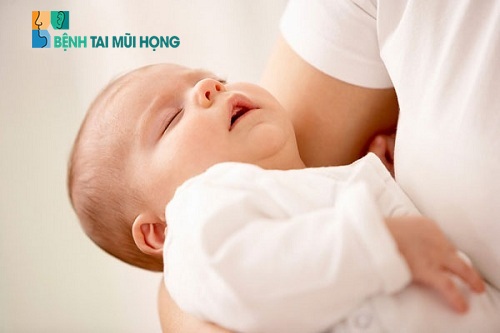Bị nghẹt mũi trẻ sơ sinh có thể bị khó thở hay thở khò khè