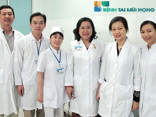 Nguyễn Thị Ngọc Dung (thứ 3 từ phải sang) cùng các đồng nghiệp