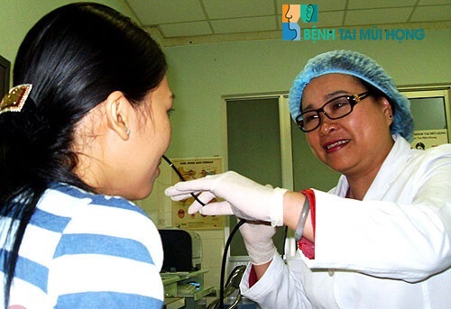 Bác sĩ Nguyễn Thị Ngọc Dung đang thăm khám cho người bệnh bị viêm mũi dị ứng.