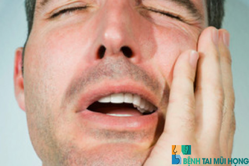 Triệu chứng viêm xoang hàm mãn, đau vùng má, trên răng hàm