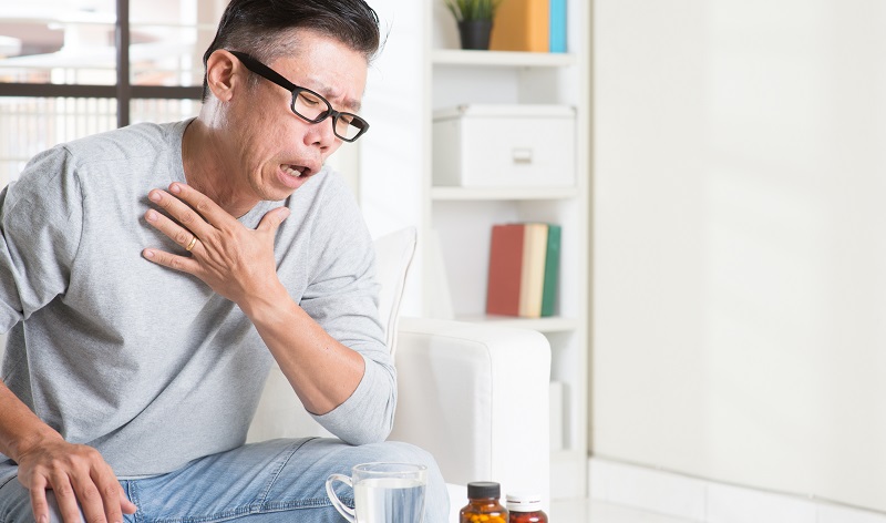 Bệnh nhân bị viêm phế quản triệu chứng điển hình là ho, khó thở lâu ngày