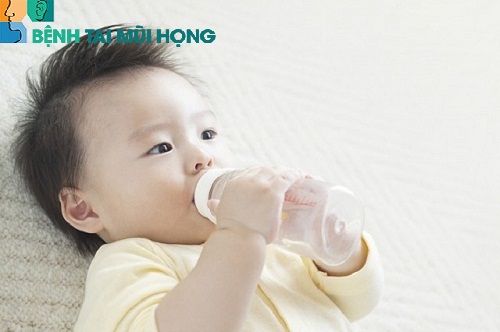 Cho trẻ uống nhiều nước để làm dịu cổ họng