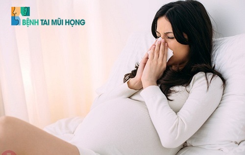 Đặc biệt thời kì mang thai, người mẹ có sức đề kháng kém nên rất dễ bị viêm mũi dị ứng.