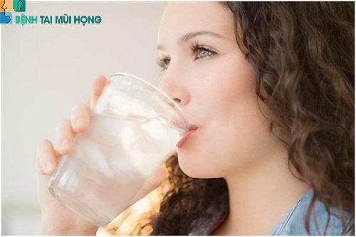 Uống nước đá trị viêm họng - Thực hư ra sao?