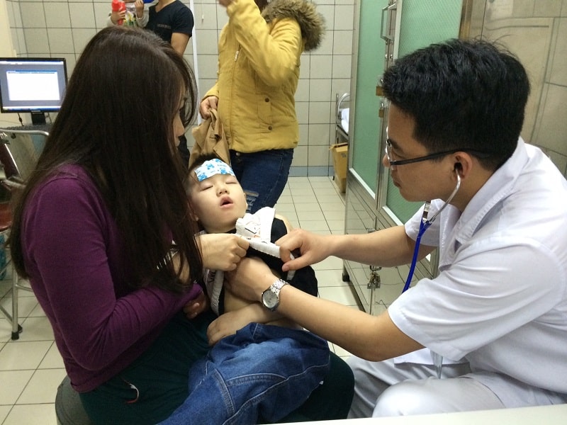 Trẻ bị viêm phế quản điển hình bởi cơn ho kéo dài, sốt cao và khó thở
