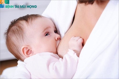 Trẻ sơ sinh khi bị viêm họng cần bú nhiều hơn