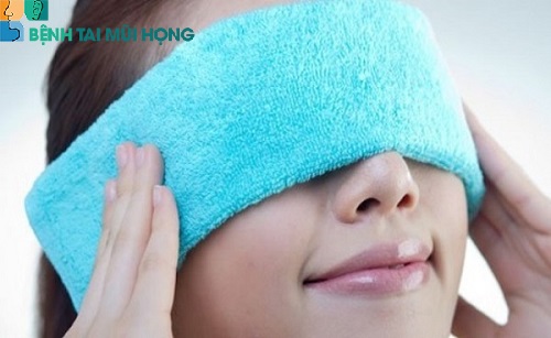 Chườm khăn ấm giúp giảm nghẹt mũi nhanh