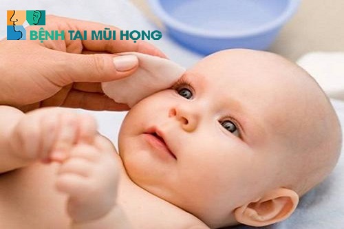 Chườm nước ấm lên tai trẻ - Mẹo trị sổ mũi cho trẻ an toàn, hiệu quả