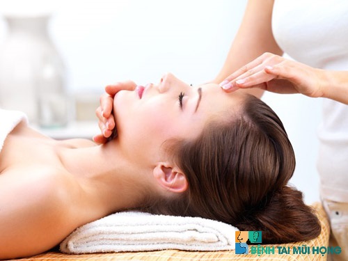 Massage bằng dầu dừa giúp giảm các triệu chứng viêm họng