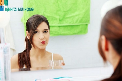Súc miệng với nước muối điều trị nhanh đau rát họng khi mang thai.